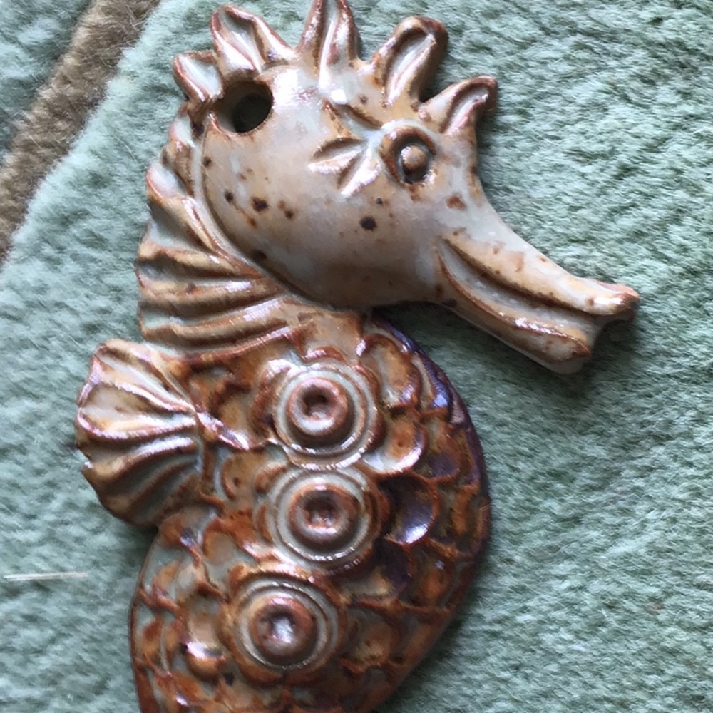 Pottery seahorse wall hanging - Picture 4 of 5